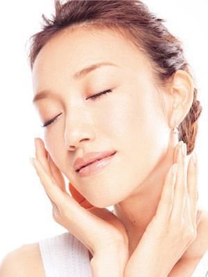 擦眼霜8大易犯误区 越擦越黑